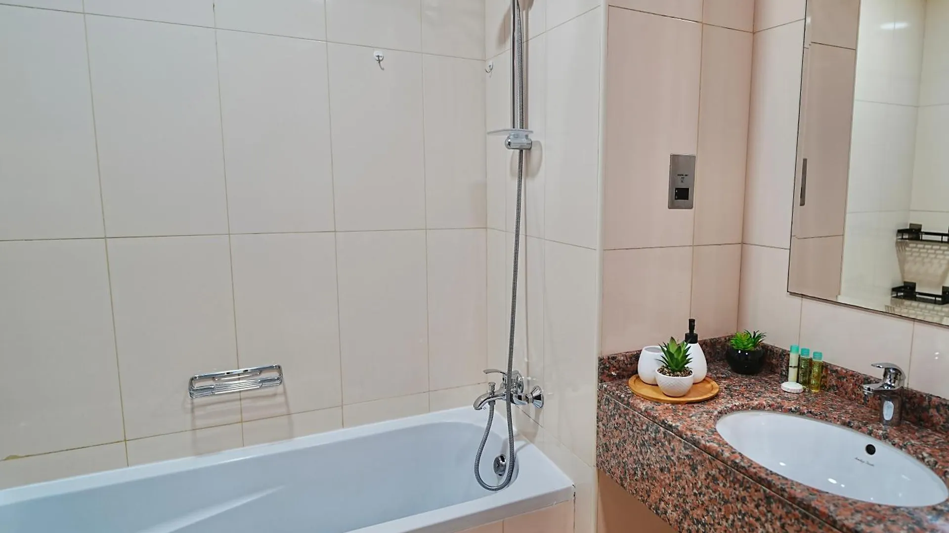 Stylish Canal View Studio In Reem By Ayla